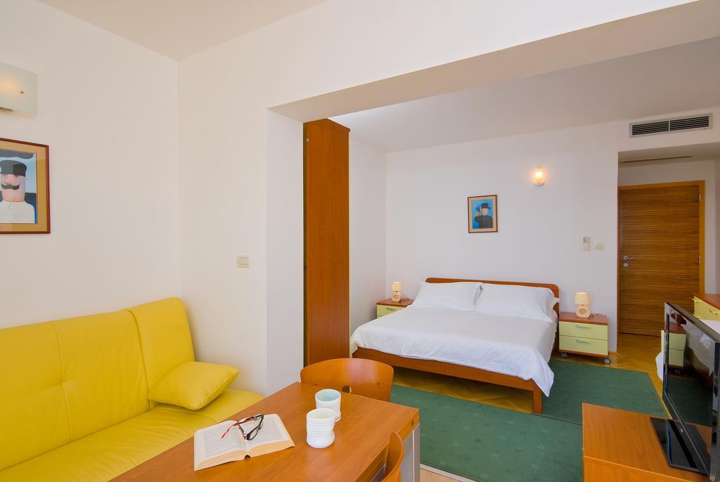 Apartments Villa Medic Brela Esterno foto