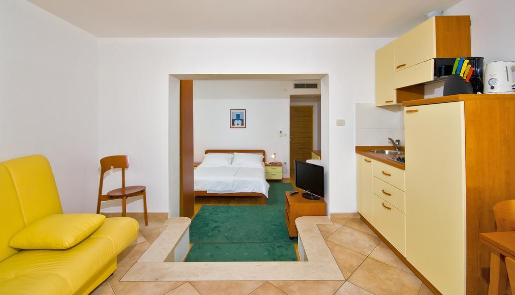 Apartments Villa Medic Brela Esterno foto