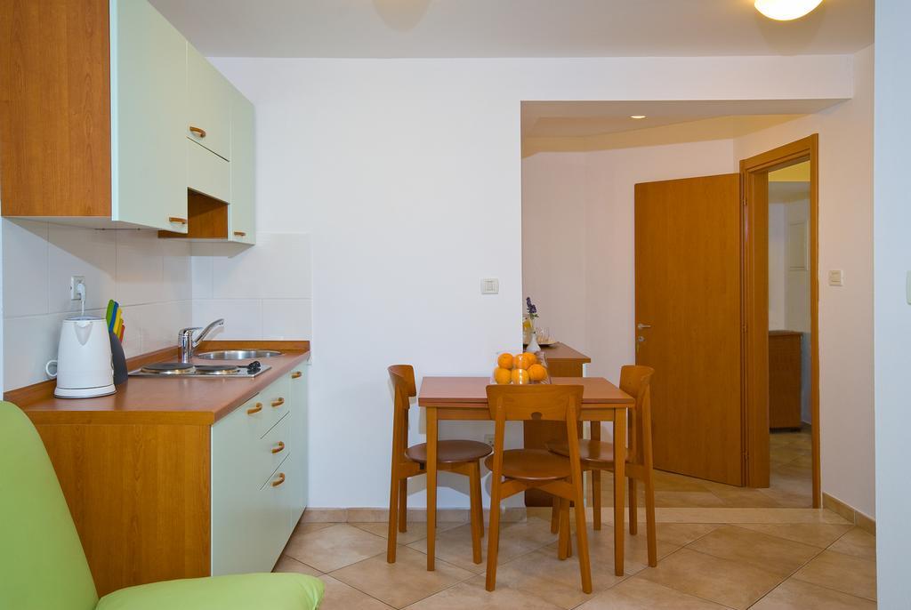 Apartments Villa Medic Brela Esterno foto