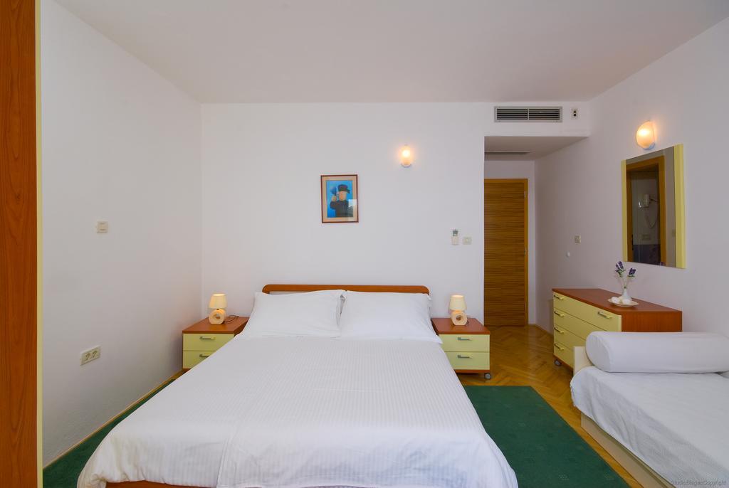 Apartments Villa Medic Brela Esterno foto